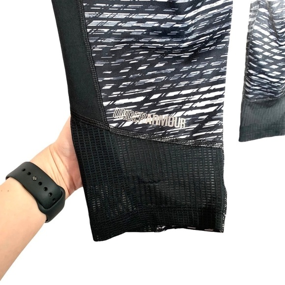 Under Armour Black and White Printed Workout Capri Leggings Size Small - Picture 8 of 17